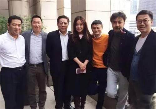 趙（zhào）薇與財政圈（quān）朋友的照片（piàn）