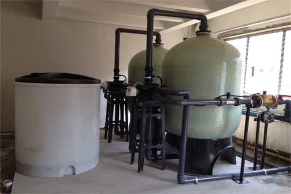 水的硬度太高怎麽解決？全自動軟化水設備（bèi）