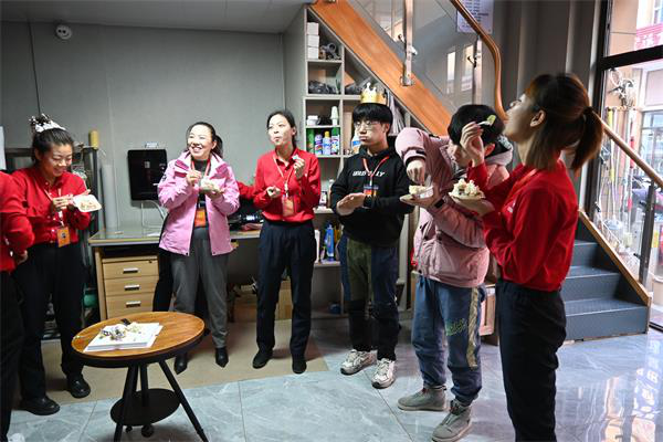 君浩環（huán）保為員工開生日趴