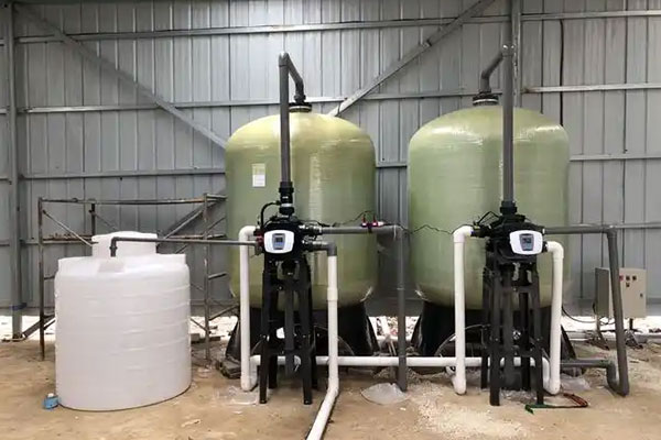 工業軟化水設（shè）備價格解析：如何選擇（zé）高性價比（bǐ）的設備？