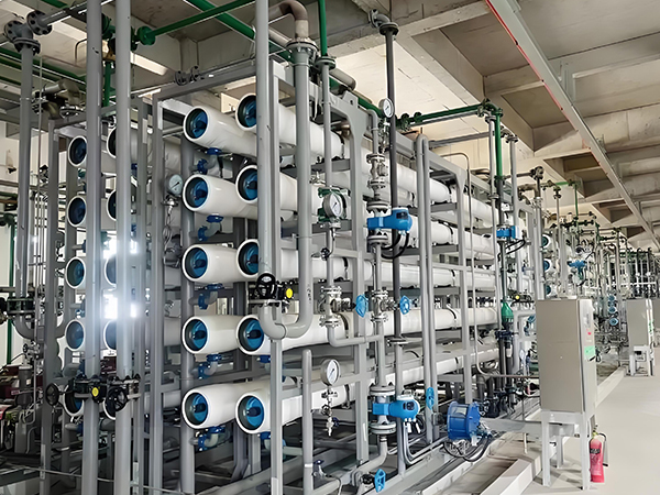 大（dà）型（xíng）反滲（shèn）透設備價格是（shì）多少？關鍵因素（sù）解析與選購指南