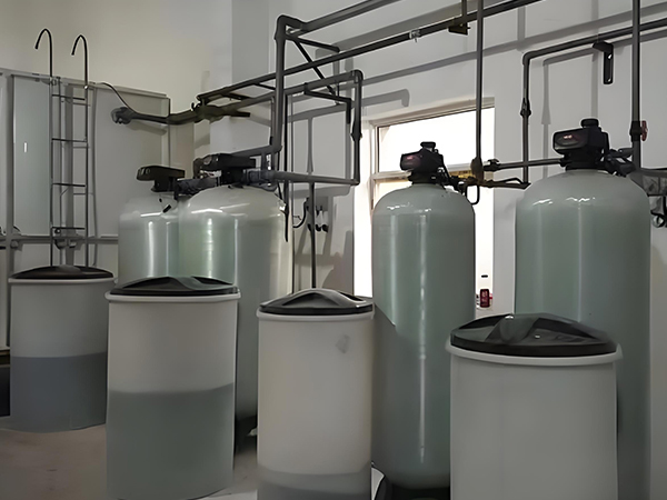 全自（zì）動軟水器：工業用水的得力助（zhù）手